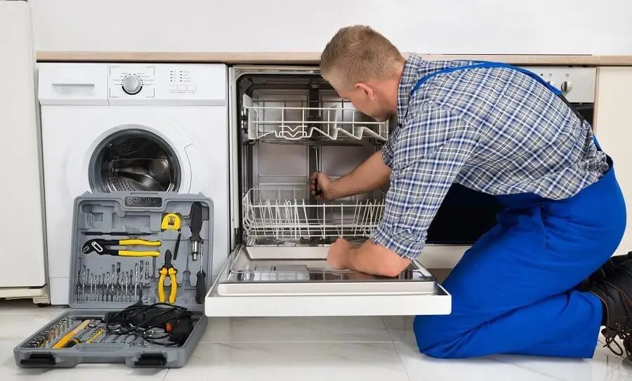 Karamürsel Hotpoint servisi teknisyen ekibi beyaz eşya tamiri yaparken